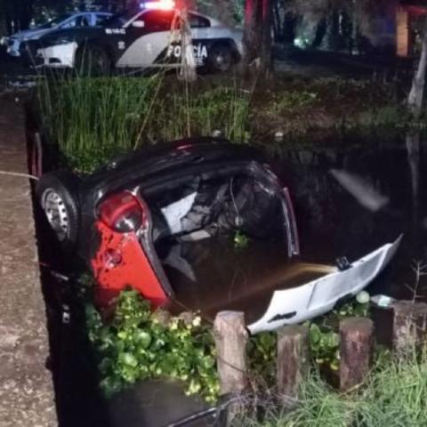 Mueren tres mujeres que viajaban en un vehículo que cayó en un canal de Xochimilco