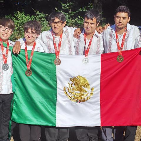 Mexicanos ganan sexta medalla de oro en Olimpiada Internacional de Matemáticas