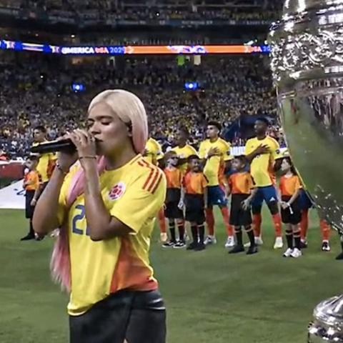 Karol G recibe fuertes críticas por su interpretación del Himno Nacional en la Copa América