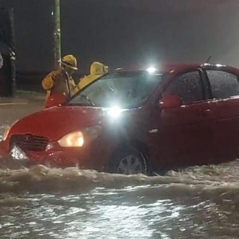 Coche varado en la corriente de agua.