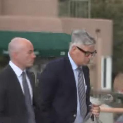 Inicia juicio de Alec Baldwin; podría enfrentar 18 meses de cárcel