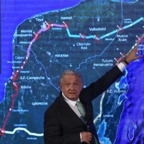 AMLO exponiendo el Tren Maya