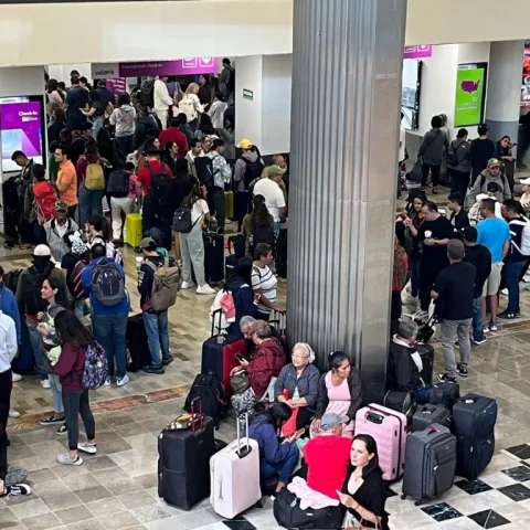 Aeropuerto con gente en espera.