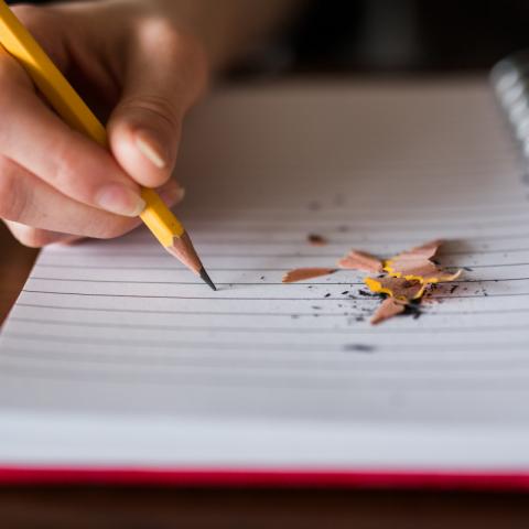 Persona escribiendo en cuaderno