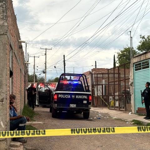 El pesado material era movido con una grúa cuando sucedió el accidente que dejó consecuencias lamentables