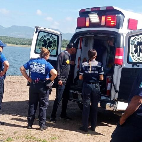 Gracias a que llevaba chaleco salvavidas, logró llegar hasta la orilla en donde fue auxiliado