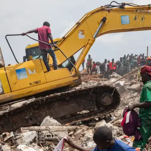 Derrumbe de un vertedero deja decenas de muertos y heridos en Uganda