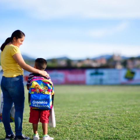 Niño calvillense con mochila nueva 