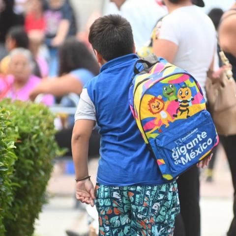 Niño con mochila