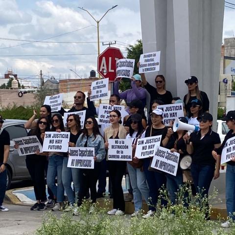 Con consignas y carteles trabajadores del Poder Judicial se manifiestan en Aguascalientes 