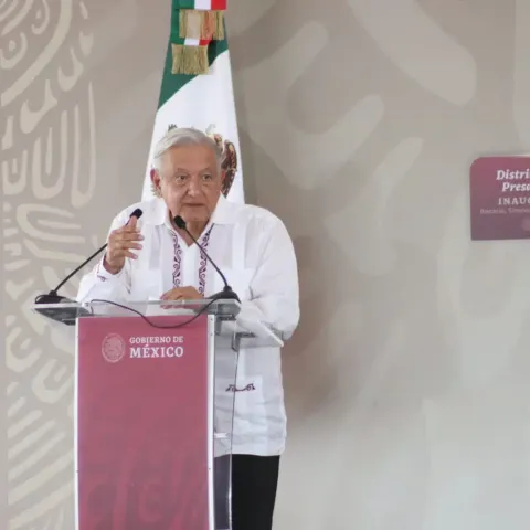 AMLO ironiza y anuncia entrega de certificados a adversarios que se "portaron bien"