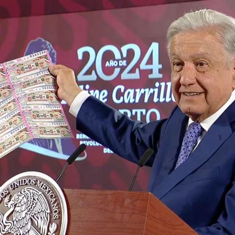 López Obrador, presentó el boleto de la última Lotería Nacional.