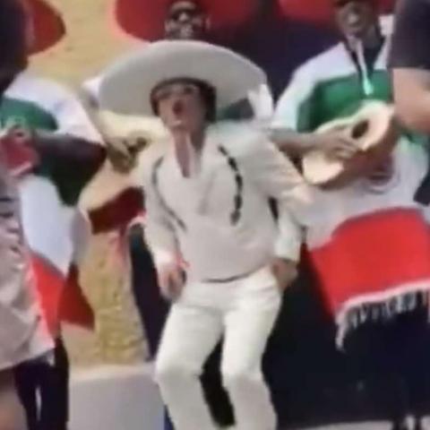 Captan a Bruno Mars en calles de la CDMX vestido de mariachi 