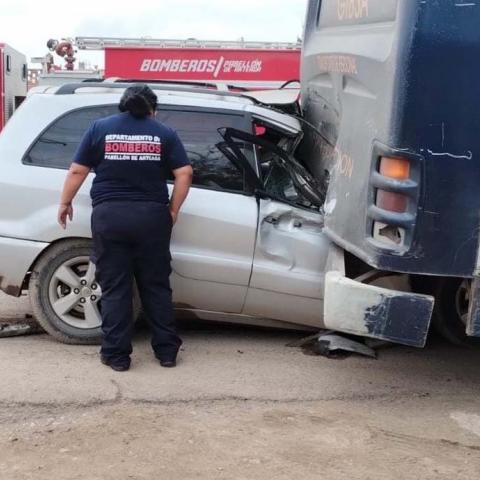 El conductor quedó prensado y tras ser rescatado, fue trasladado al HGZ 3 del IMSS