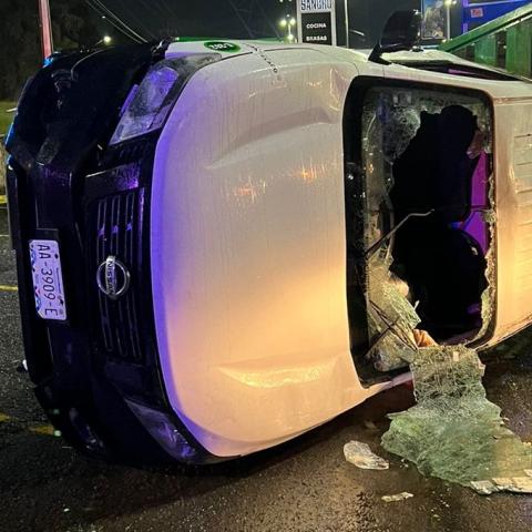 Uno de los ocupantes fue rescatado por elementos de la Policía Comercial