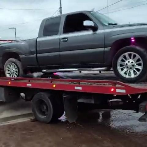 Policías Estatales detuvieron al conductor de una camioneta tras una breve persecución