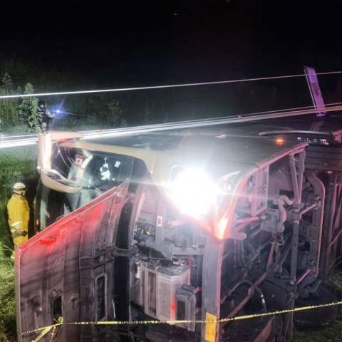  volcadura de un autobús de pasajeros.