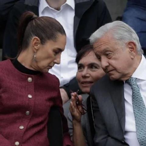 AMLO“se va y al mismo tiempo no se va”. 