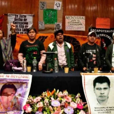 padres y madres de familia de los 43 normalistas de Ayotzinapa.