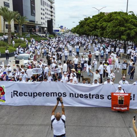 Ciudadanos marchan en Culiacán para pedir paz tras semanas de violencia 