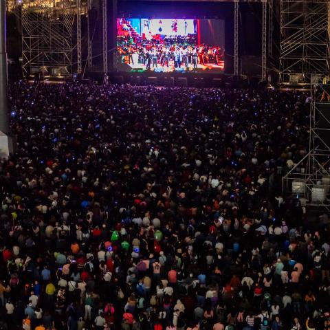 Más de 70 mil personas se reunieron en el Zócalo para recordar a Juan Gabriel 