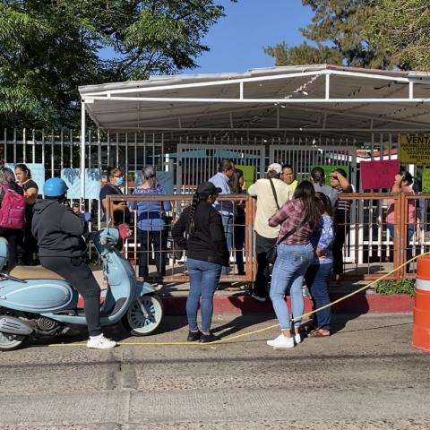 Por malos tratos, padres de familia de escuela primaria Reforma piden destitución de directora