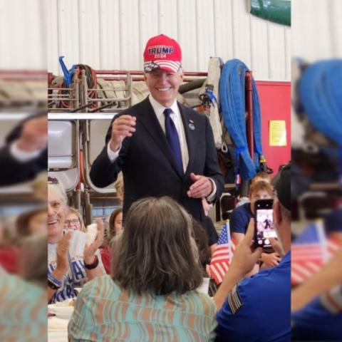 Joe Biden con gorra de Trump 