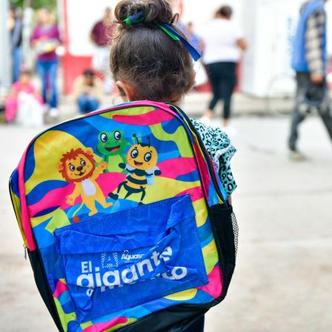 Niña con mochila en Asientos 