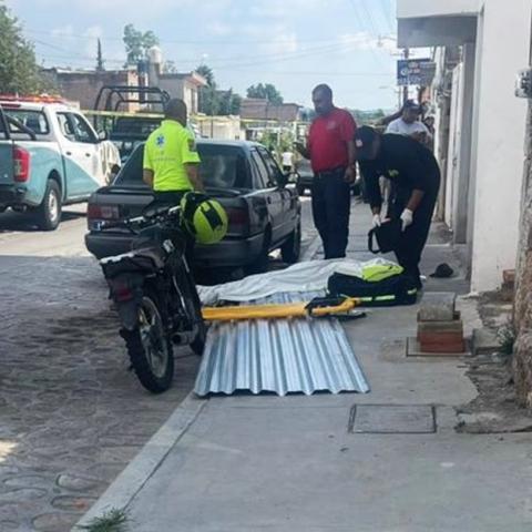 Estaba subiendo las láminas al techo de un segundo piso y el viento movió la hoja hasta hacer contacto con los cables