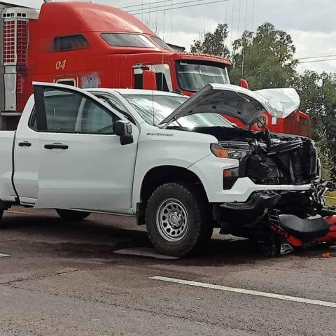 Junto con él viajaba una jovencita de 17 años que se debate entre la vida y la muerte