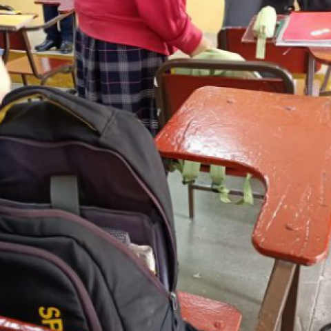 Revisión de mochilas en escuelas 