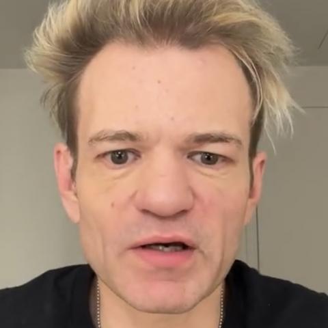 Vocalista de Sum 41 acusa a su exmanager de abuso; él responde que fue una relación consensuada