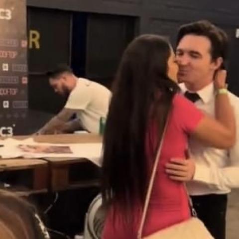 Drake Bell se incómoda cuando fan lo besa en la boca