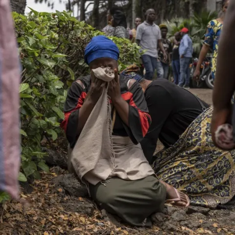 Varias mujeres lloran en el puerto de Goma, República Democrática del Congo