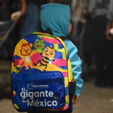 Niño con mochila 