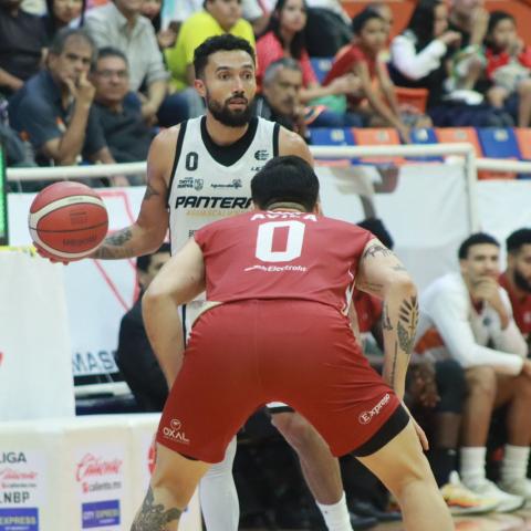 PANTERAS VS CORREBASKET