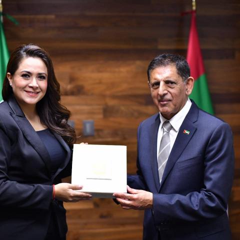 Tere Jiménez y el embajador de Emiratos Árabes Unidos 