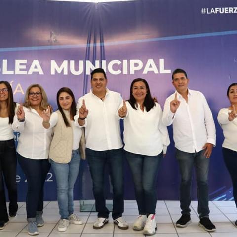 Panistas ejerciendo su voto