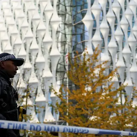 Custodia y cerco policial ante la Embajada de Estados Unidos en Londres.