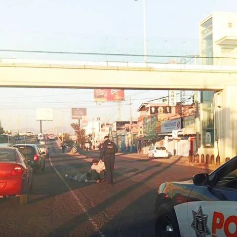 Se atravesó al paso de un auto que venía bajando de un puente vehicular