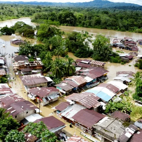 Petro declara la situación de desastre en Colombia tras lluvias e inundaciones