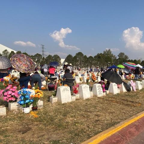 Aguascalentenses rinden homenaje a sus difuntos en el Cementerio Jardín Guadalupano