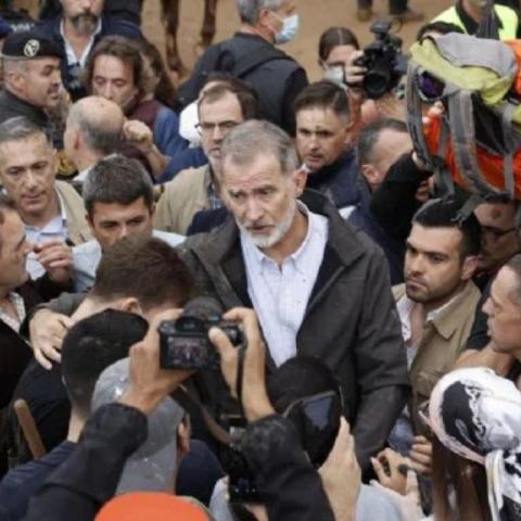 Afectados por las inundaciones en Valencia, le lanza lodo al rey Felipe VI