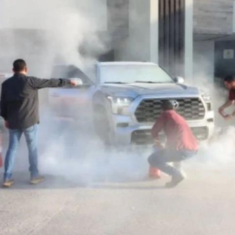 Se incendia camioneta en la que viajaba Fernández Noroña.