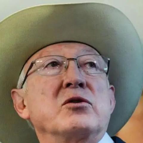 Ken Salazar, confió en que habrá una "transición en paz".