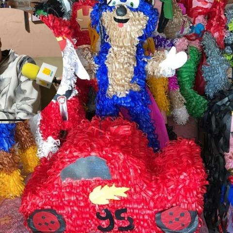 Con talento y dedicación, Ricardo Arellano crea piñatas para apoyar a su madre pese a las adversidades