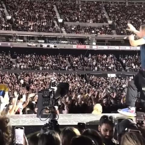 Chris Martin de Coldplay sufre fuerte caída en pleno concierto