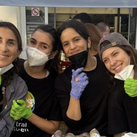 Rosalía se une a los voluntarios que ayudan a los afectados en Valencia