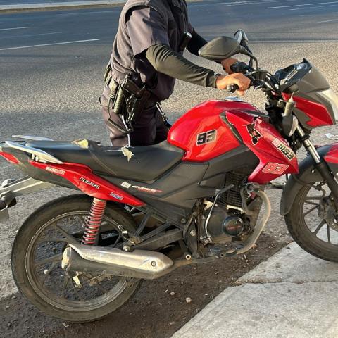 Motocicleta que impactó contra un taxi