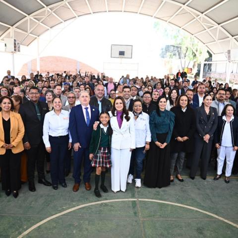 Tere Jiménez y alumnos de educación básica 